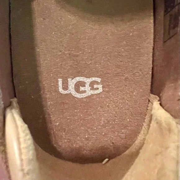 Ladies UGG Alameda Slip on
Minimal wear
Tan Suede - Picture 6 of 8